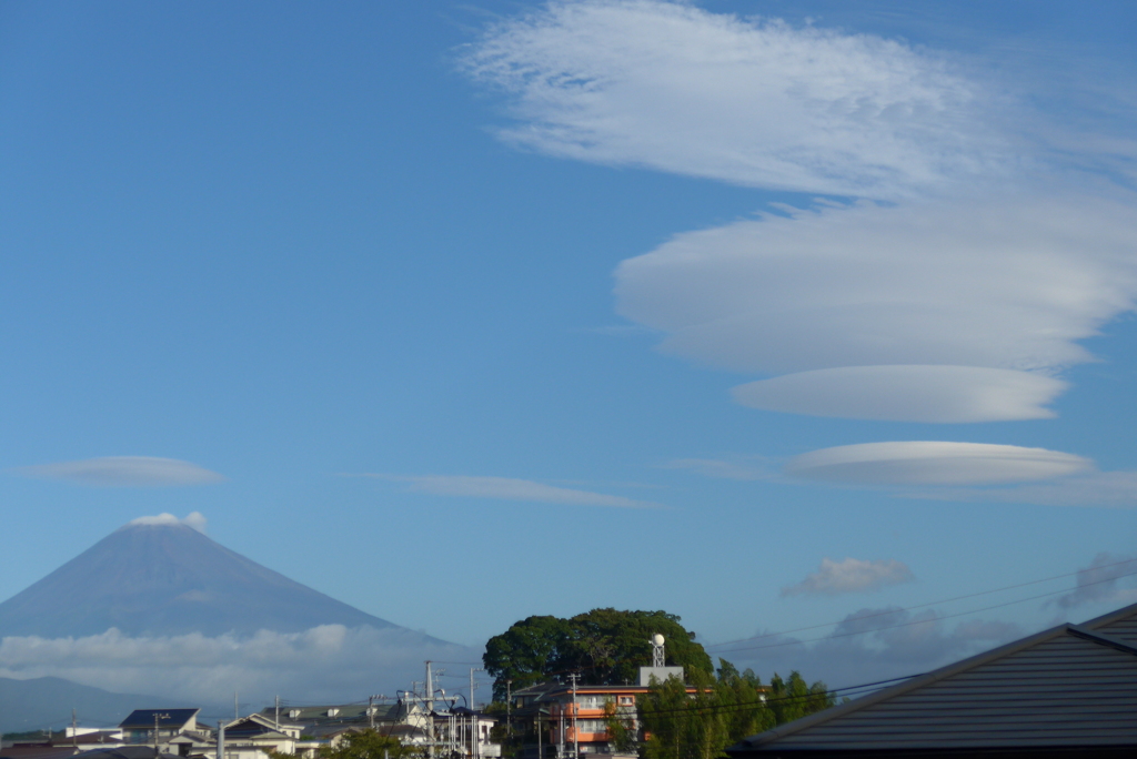 P1180228　9月24日 今朝の富士山と吊るし雲