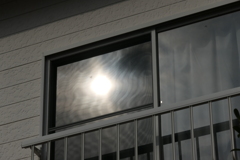 P1023672　窓の中の太陽