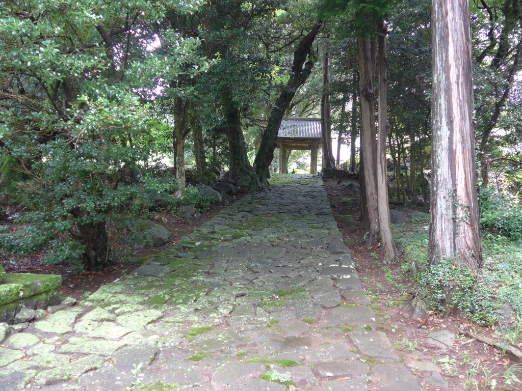 ある古いお寺の参道