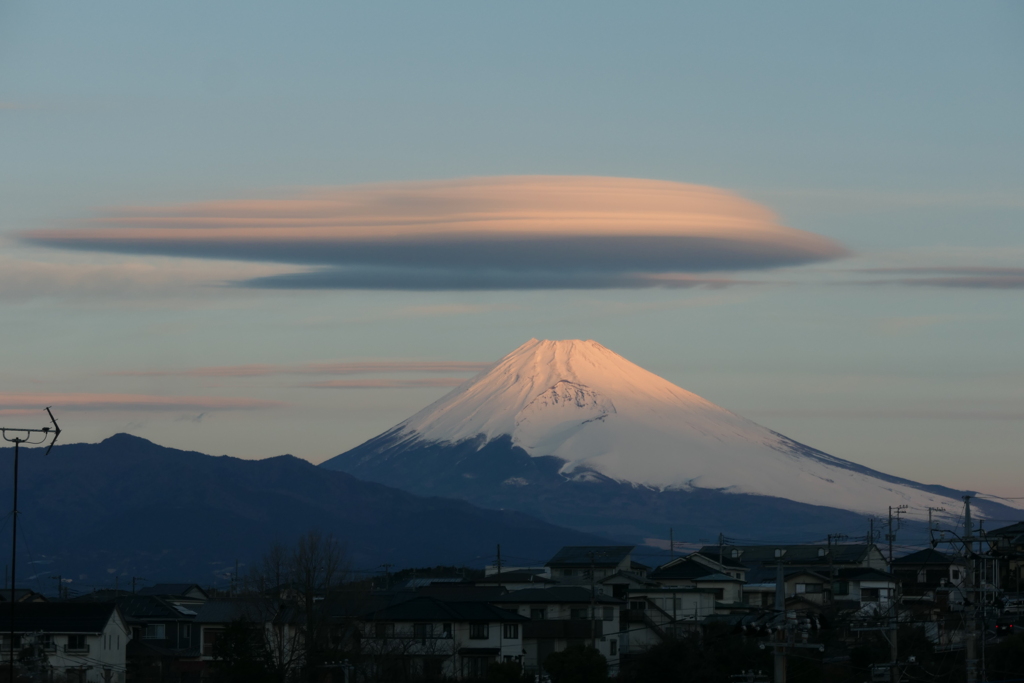 P1057486　1月23日 今朝の富士山と吊るし雲