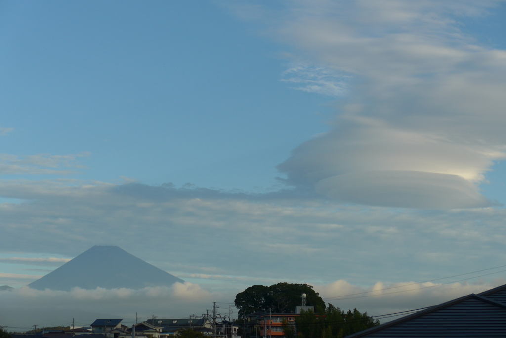 P1180202　9月24日 今朝の富士山と吊るし雲