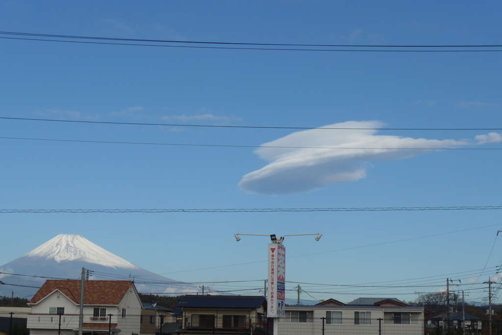 P1340720　12月14日 富士山とヘリコプター（雲）