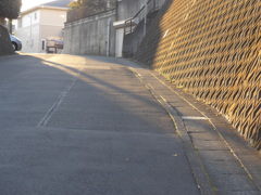 P1060907　朝日のあたる坂道