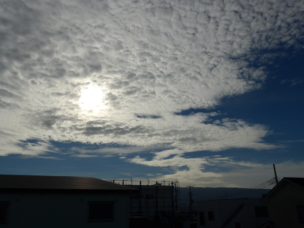 光る雲。この道はどこへ…
