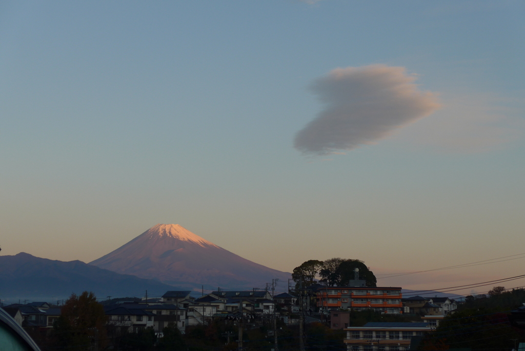 P1280835　11月30日 今朝の富士山とハート雲
