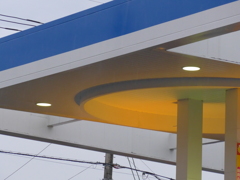 ガソリンスタンドの屋根