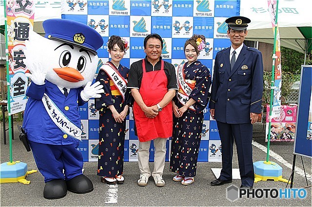智頭署員と鳥取県警マスコットとどうだんまつり実行委員長とともに