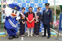 智頭署員と鳥取県警マスコットとどうだんまつり実行委員長とともに