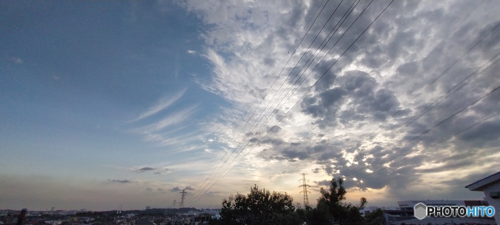 広角の青空と雲と鉄塔２