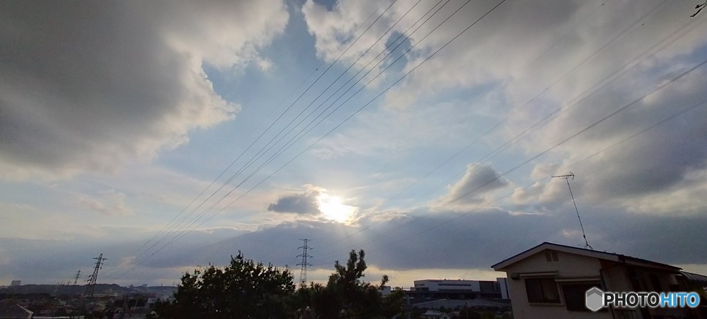 広角の青空と雲と鉄塔４