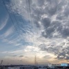 広角の青空と雲と鉄塔３