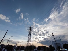 広角の青空と雲と鉄塔