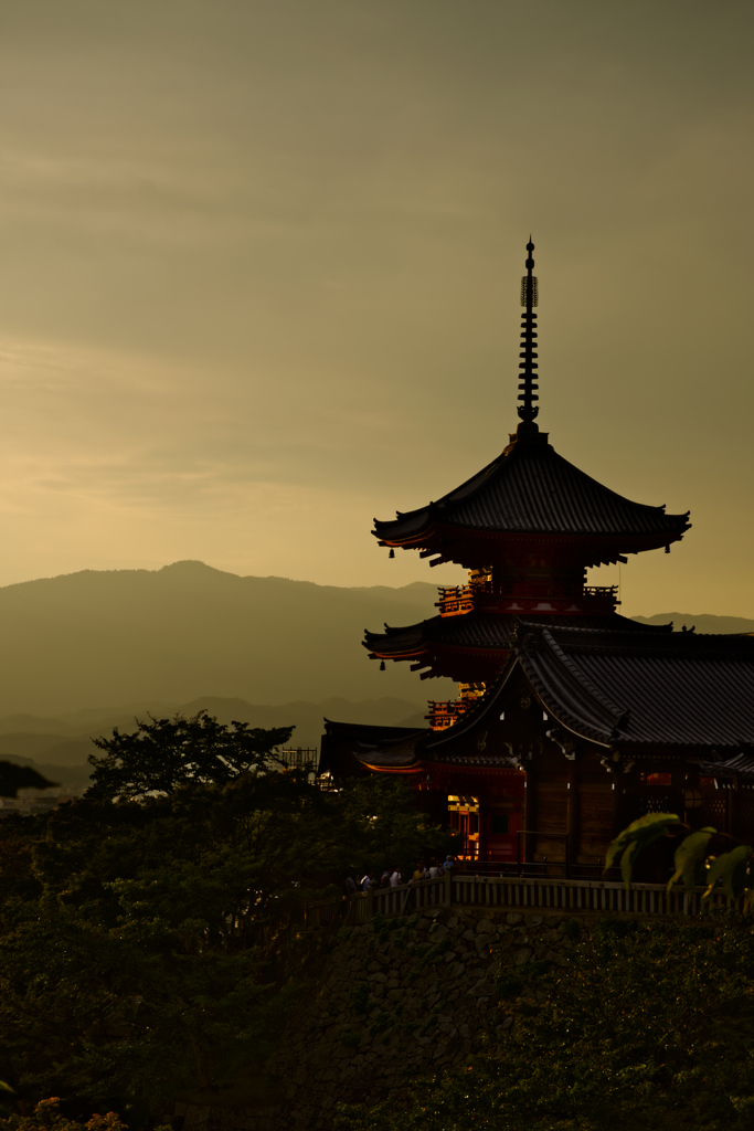 夕焼けに染まる三重塔