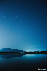 夜の湖