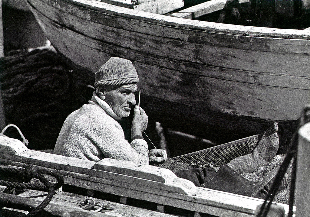 「魚網繕う老漁師」　Italy1973　(44)