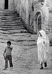 「ｼﾞｪﾗﾊﾞを着た女性と子供」　Morocco1973　(5)