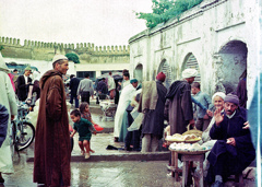 「広場で談笑」　Morocco1973　(4)