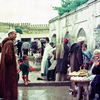 「広場で談笑」　Morocco1973　(4)