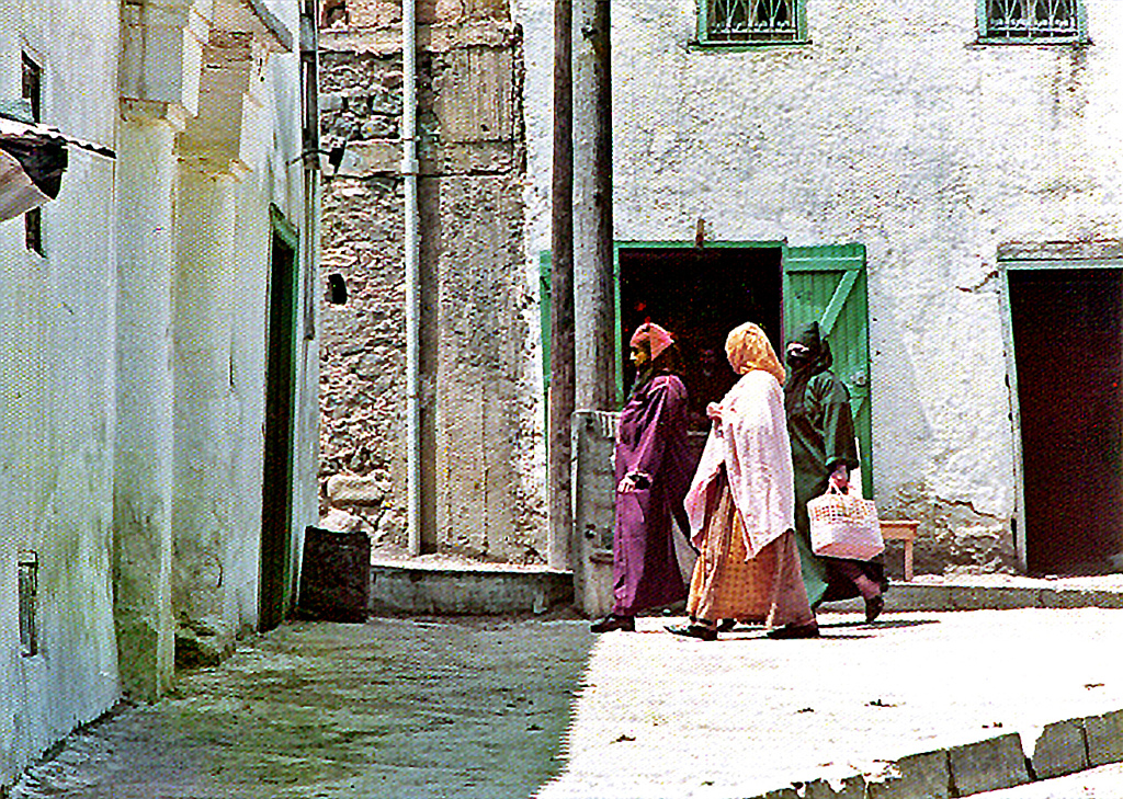 「ｼﾞｪﾗﾊﾞを着た女性たち」　Morocco1973　(8)