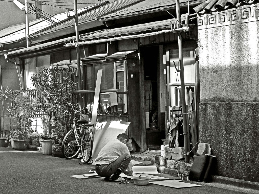 昭和の残像88 玄関口で作業する人 日本堤 台東区 2008年10月