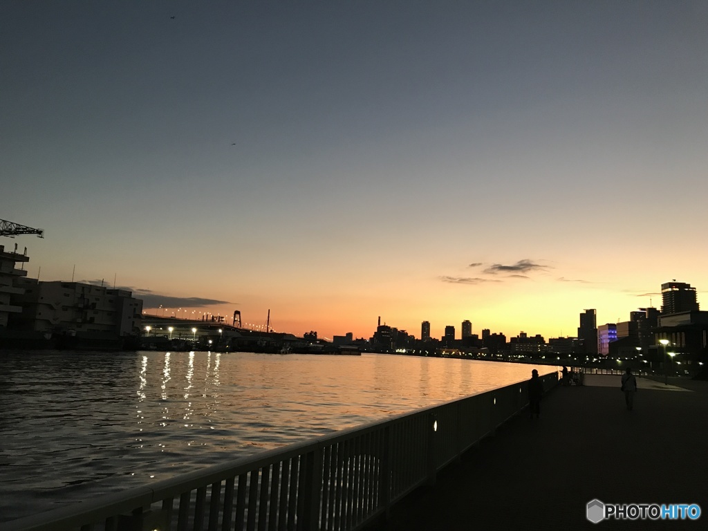 闇へ