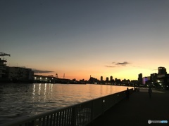 闇へ