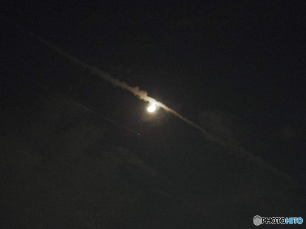 月と飛行機雲