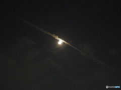 月と飛行機雲