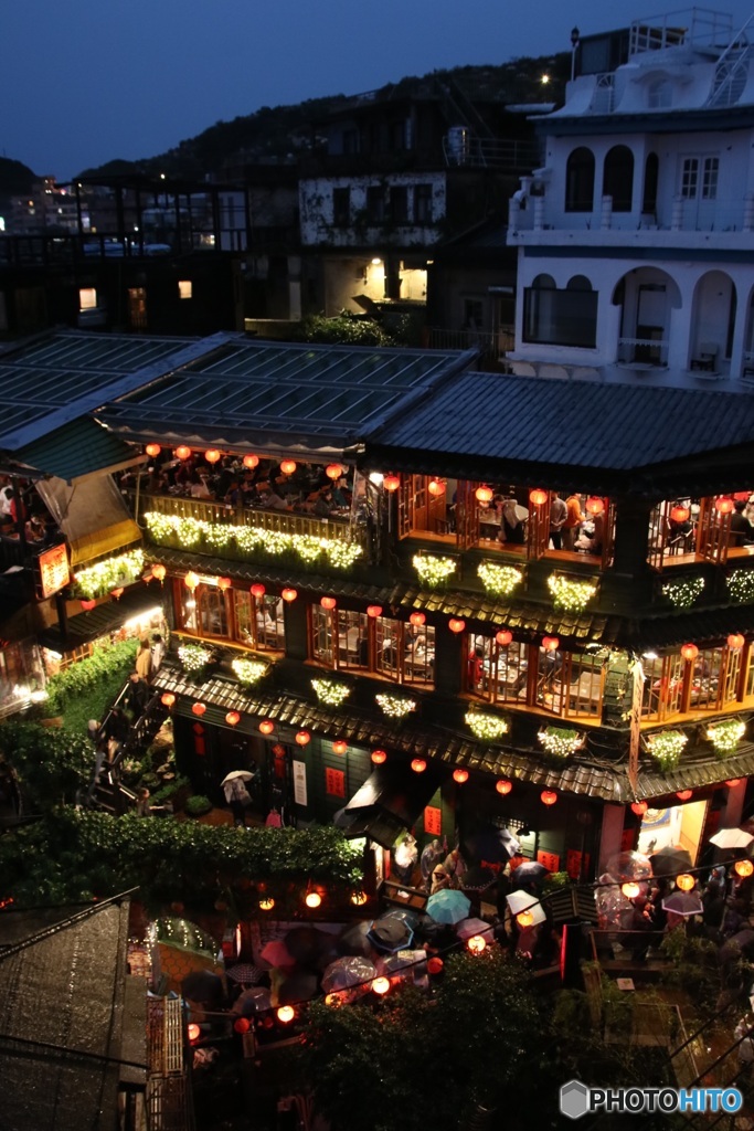 薄暮の阿妹茶酒館