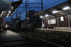 夜の等持院駅