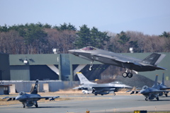 三沢の在籍機達４(F-35AとF-16)