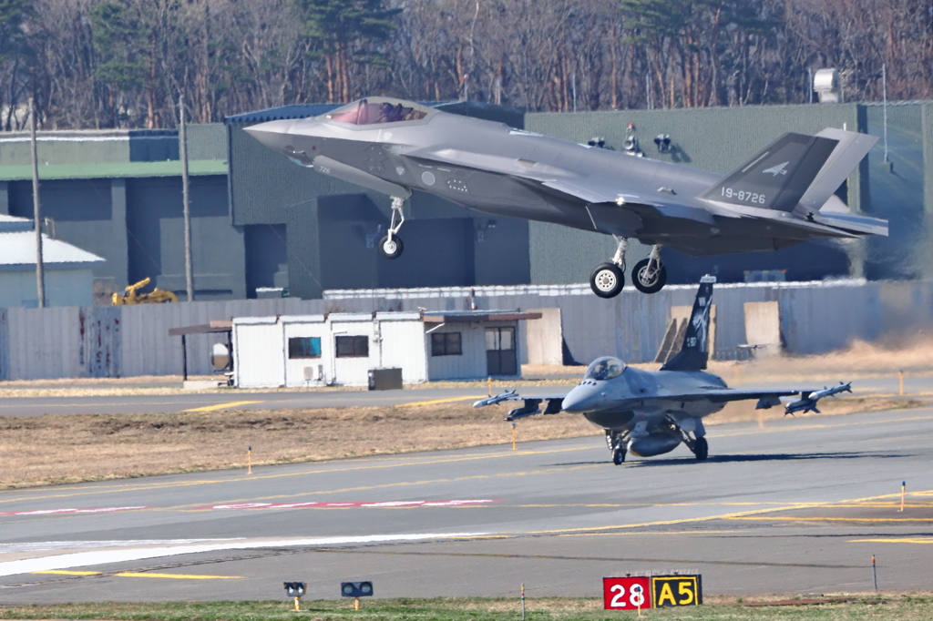 三沢の在籍機達２(F-35AとF-16)