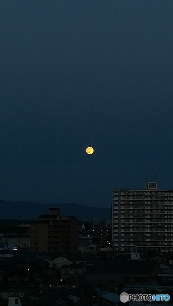 小さな満月、ストロベリームーン！