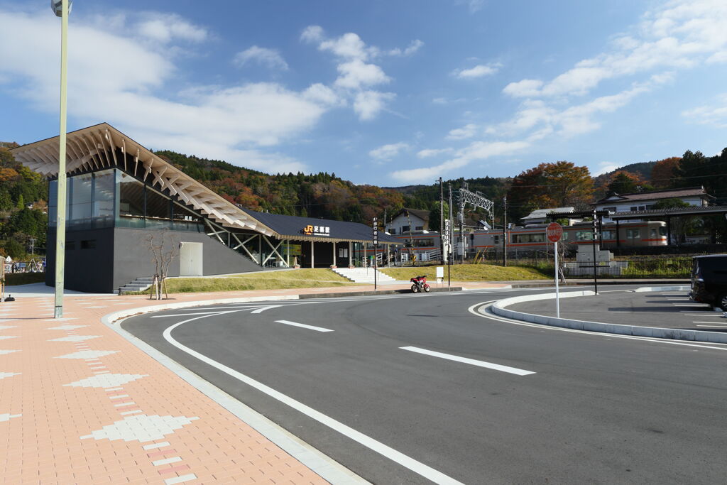 駅ピアノの駅前 車両付