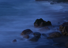 浮かぶ岩礁