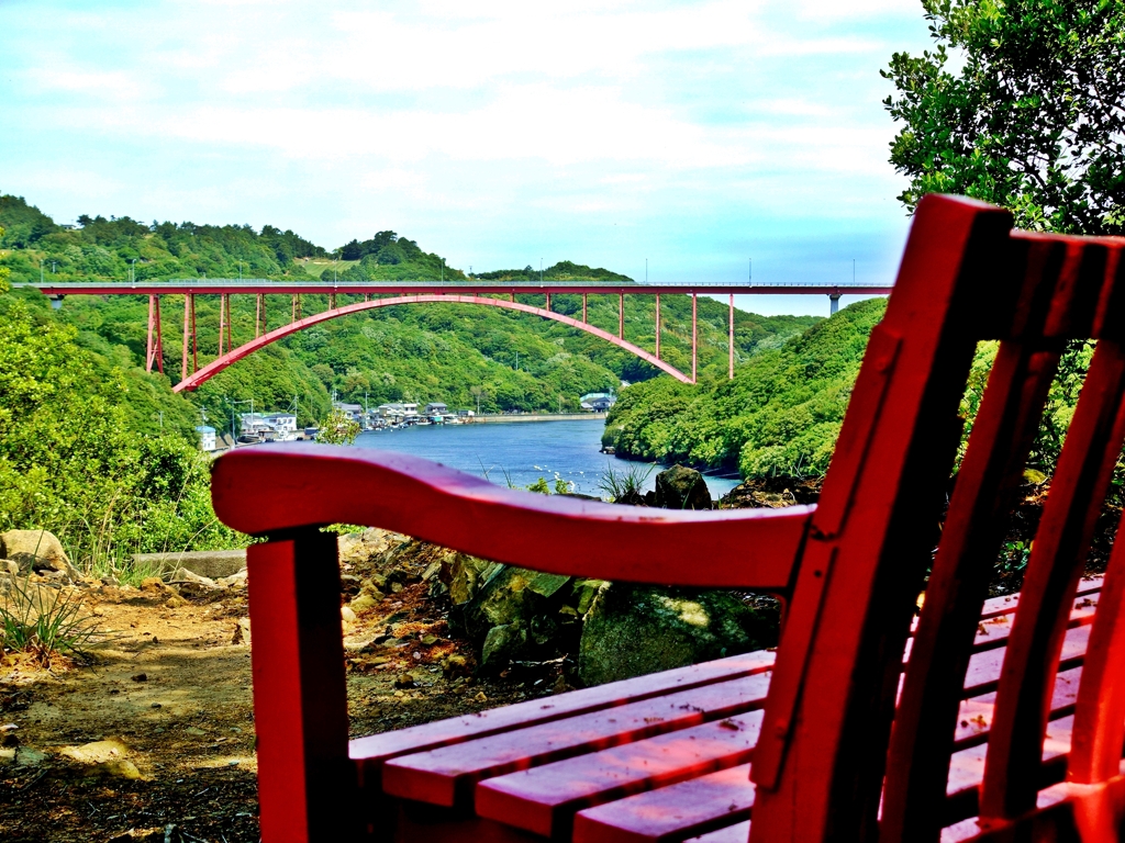 赤いベンチと赤い橋