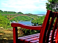 赤いベンチと赤い橋