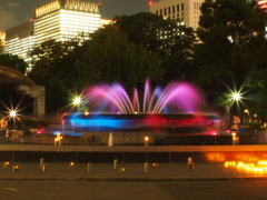 夜の噴水