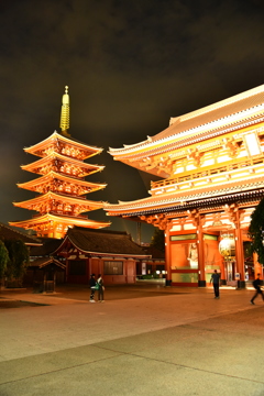 夜の浅草寺