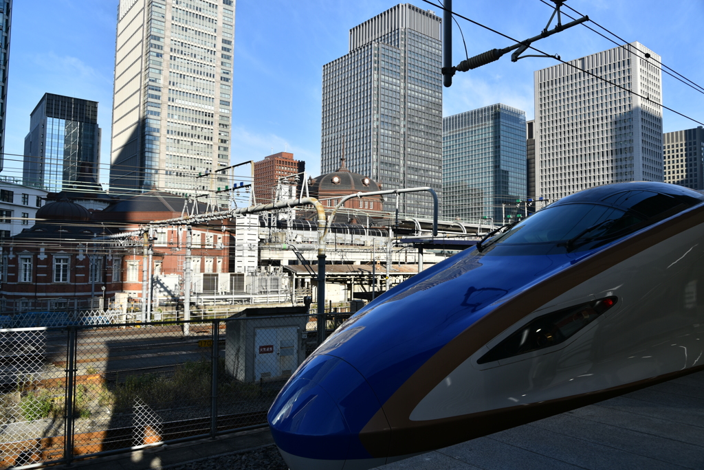 新幹線と駅舎とビル群