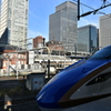 新幹線と駅舎とビル群