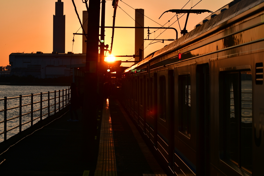 鶴見線と夕日