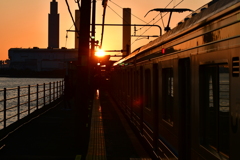 鶴見線と夕日