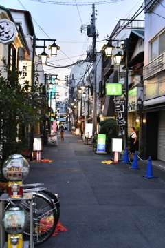 夕暮れどきの裏道