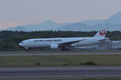 夕暮れの飛行機①
