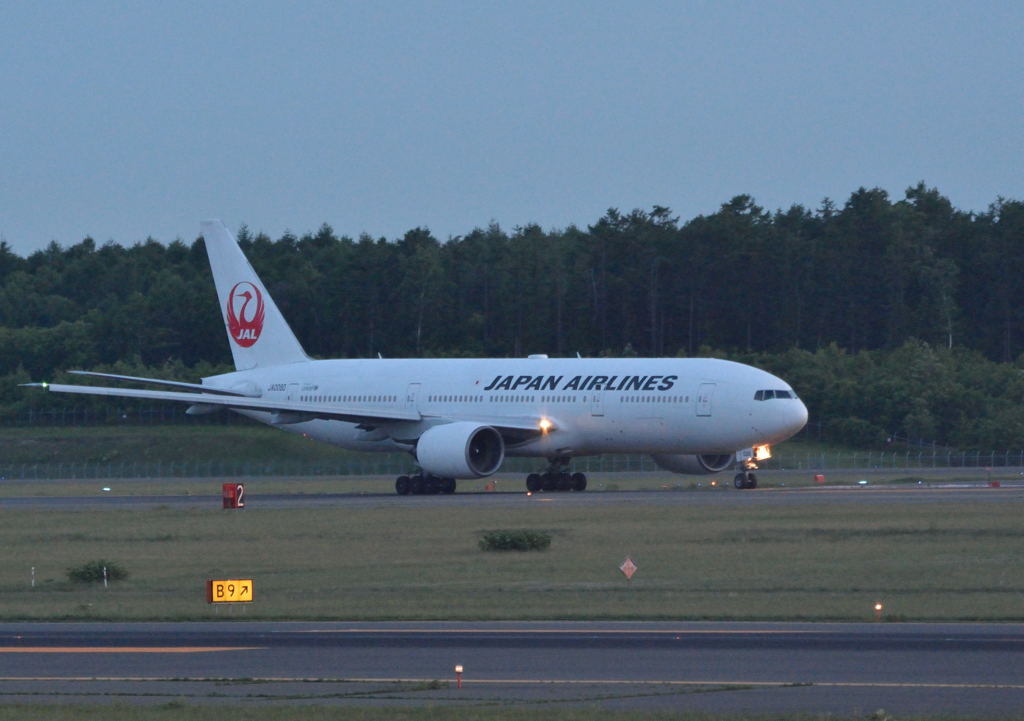 夕暮れの飛行機②