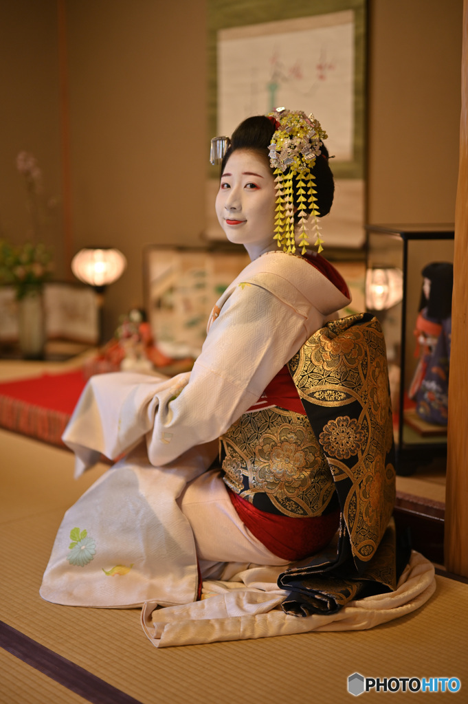 振り向きながら