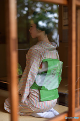 窓越しに