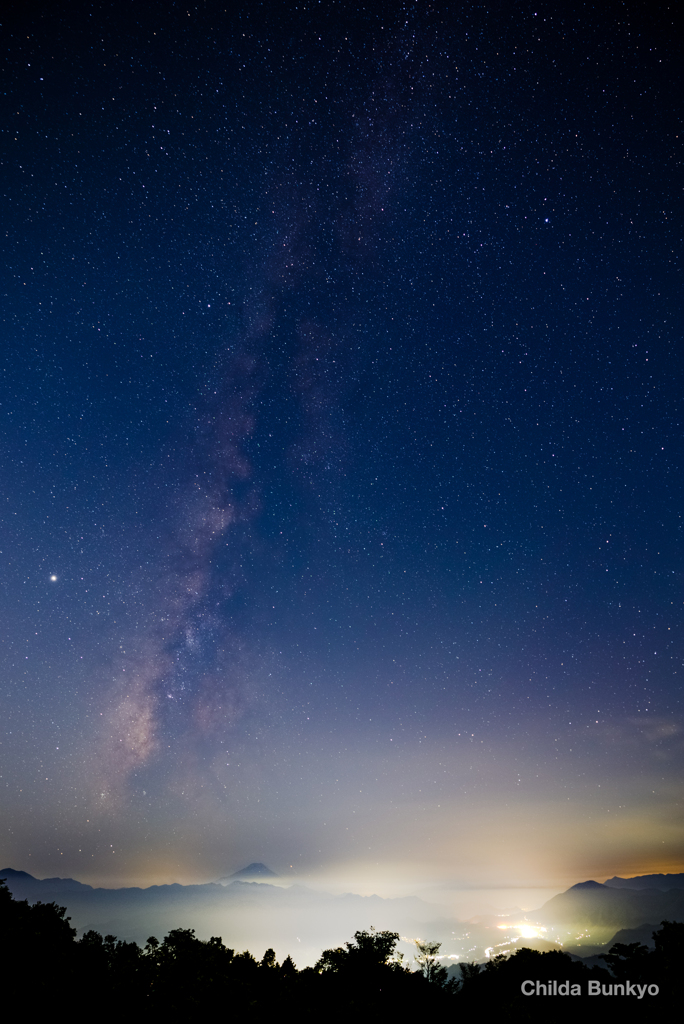 都市の夜空に伸びる天の川