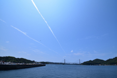 海と空と飛行機雲と呼子大橋